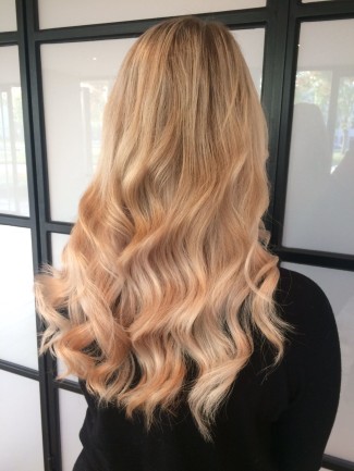 Dee van der Zeeuw met hairextensions achterkant Dee van der Zeeuw met hairextensions achterkant